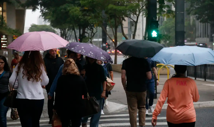 Semana começa com retorno de chuvas intensas e frente fria no Sul