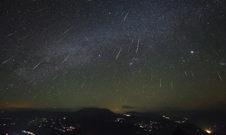 Última grande chuva de meteoros do ano ocorre na noite desta sexta